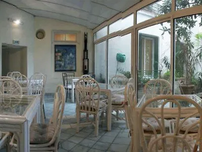 Отель Montmartrois Париж